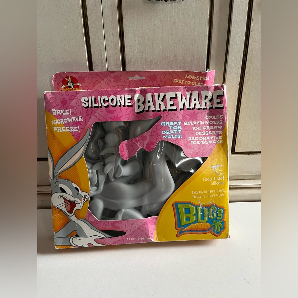 Vintage Silicone Bugs Bunny Bakeware 7 Cups Looney Tunes Cake Bake Mold Easter